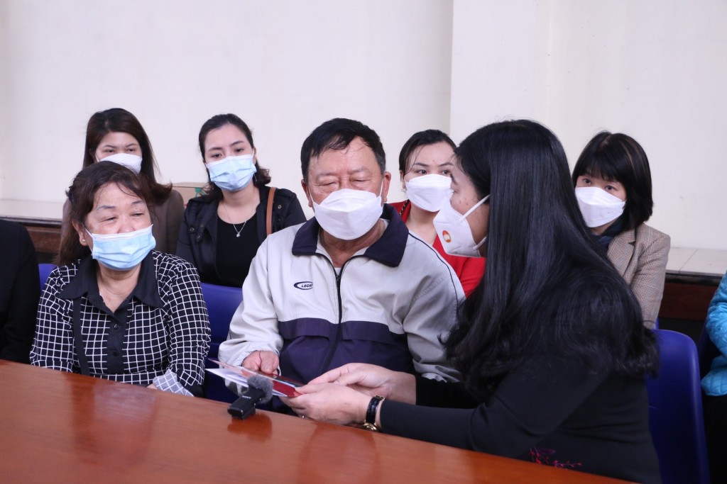Lãnh đạo TP Hà Nội thăm, động viên gia đình nạn nhân trong vụ cháy tại phường Kim Liên